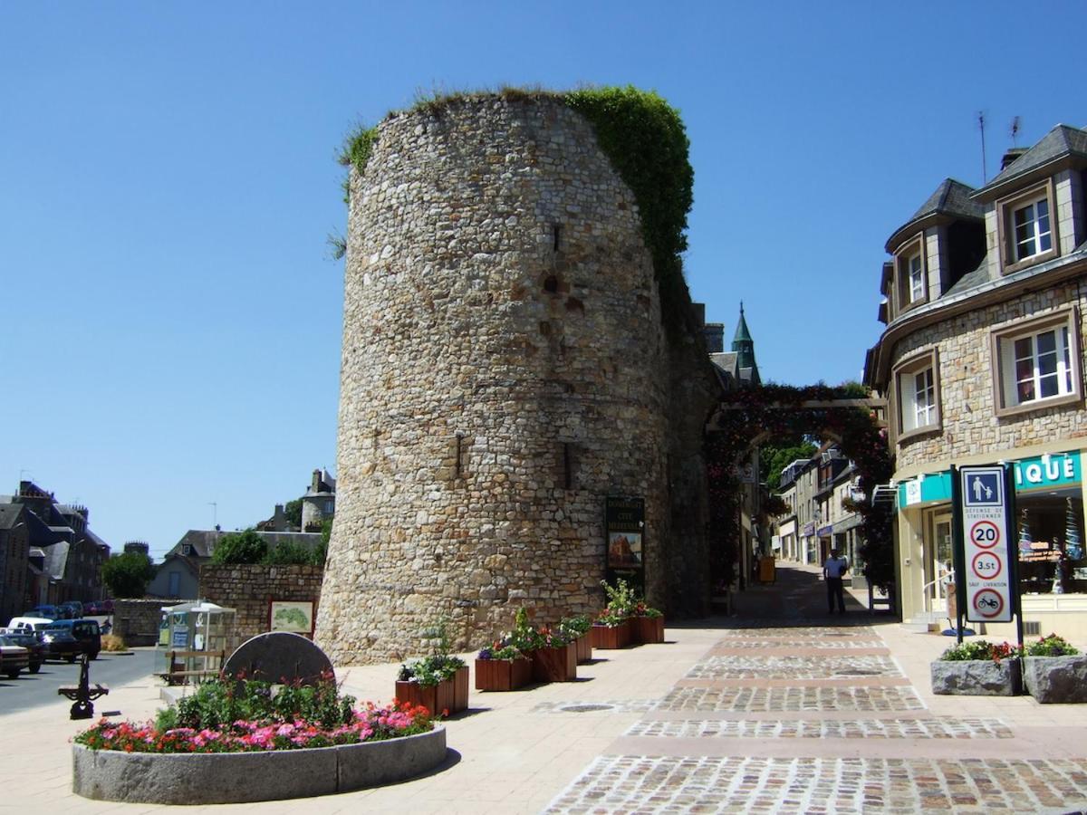 La Maison Sur Les Remparts Domfront  Buitenkant foto