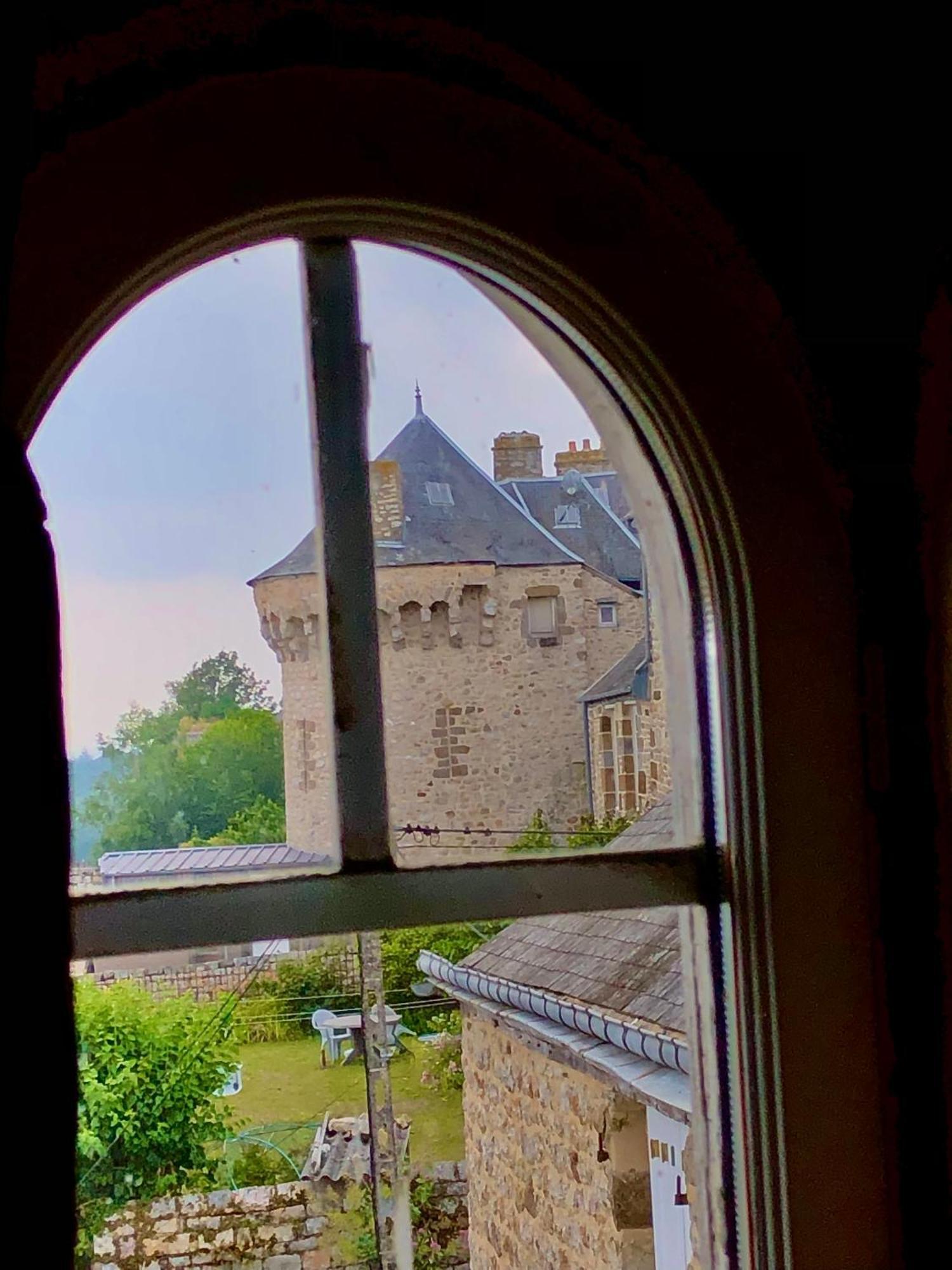 La Maison Sur Les Remparts Domfront  Buitenkant foto